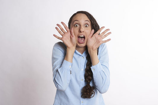 vrouw die twijfelt om een plug te gebruiken